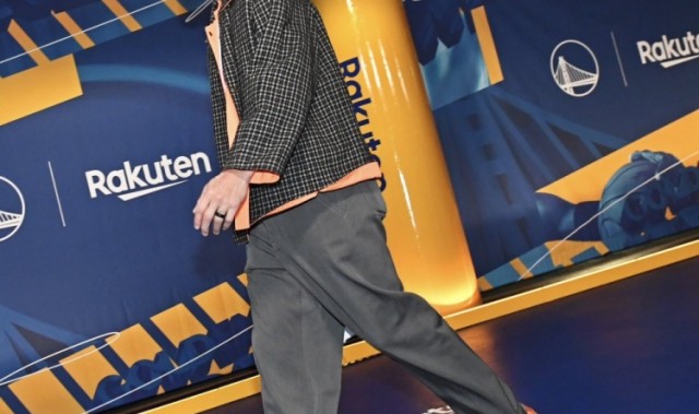 开云-细节满满！库里今日上脚Nike x 布克Blazer Low 橙白配色活力十足