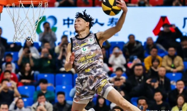 开云-男篮40岁老将夺冠！张镇麟宿敌获美国扣篮王：转手送陌生人一辆车
