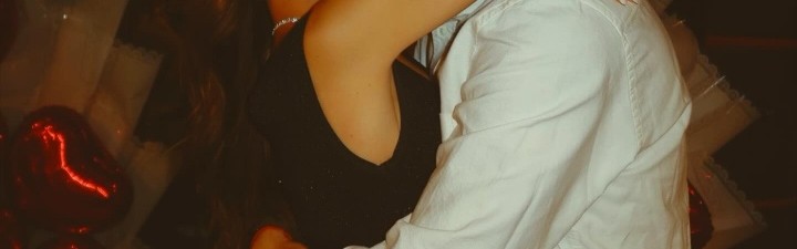 开云APP-二弟幸福了🥰伊卡尔迪为未婚妻办生日派对，豪华游艇上甜蜜拥吻