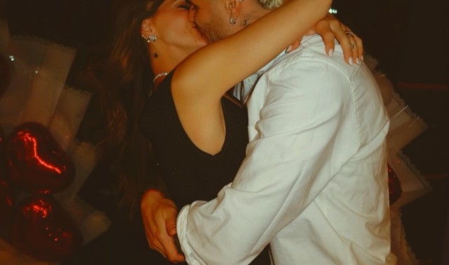 开云APP-二弟幸福了🥰伊卡尔迪为未婚妻办生日派对，豪华游艇上甜蜜拥吻